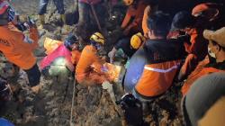 Longsor Terjang Permukiman Warga di Agam, 1 Orang Tewas 6 Luka-Luka<