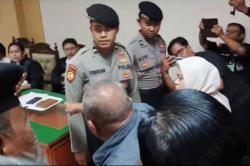 Sidang Pembunuhan Sekeluarga di Indramayu Ricuh, Keluarga Korban Ngamuk ke Pengacara Terdakwa<