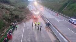 Tebing 15 Meter Longsor Timbun Tol Bocimi, Arus Kendaraan ke Jakarta Ditutup<