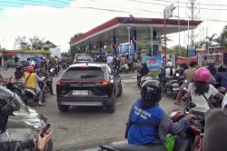 Antrean BBM Mengular di Palangka Raya, Warga Rela Tunggu Berjam-jam<