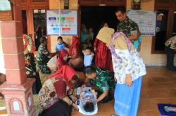 Momen Prajurit TNI Menjadi Petugas Posyandu