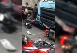 Mengerikan! Truk Kontainer Tabrak 5 Motor di Makassar, Sejumlah Orang Luka-Luka<