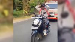 Viral! Pemotor di Makassar Ugal-ugalan, Lepas Tangan Halangi Ambulans<