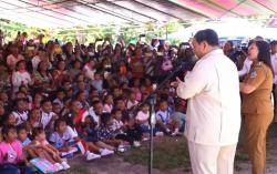 Momen Prabowo Nyanyi Hymne Guru dan di Sini Senang Bareng Siswa SMKN 2 Talaud