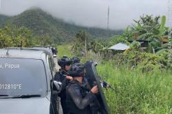Brimob Baku Tembak dengan Diduga KKB di Dogiyai, Senjata SS1 hingga Busur Panah Disita<