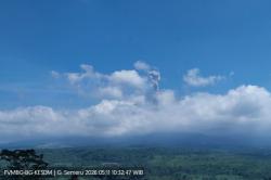 Gunung Semeru Meletus Siang Ini, Muntahkan Kolom Abu Setinggi 1.200 Meter<
