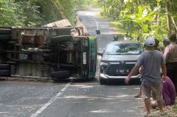 Gagal Menanjak, Truk Pengangkut Ekskavator Terguling di Tanjakan Bibis Kulonprogo<