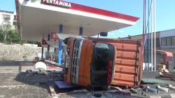 Kecelakaan di Semarang, Truk Boks Meluncur di Tanjakan Silayur Tabrak SPBU<