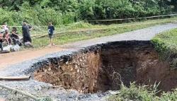 Jalan Longsor Mirip Sinkhole di Limapuluh Kota, 2.000 Warga Terisolasi<