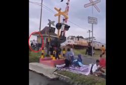 Terekam CCTV! Detik-Detik Pemotor Tewas Tertabrak Kereta Api Sangkuriang di Jember<