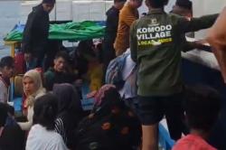 Dramatis! Tim SAR Evakuasi 23 Penumpang KM Hinaya Mati Mesin di Labuan Bajo<