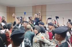 Sidang Pembunuhan Sekeluarga di Indramayu Kembali Ricuh, Terdakwa Dimaki Pengunjung<