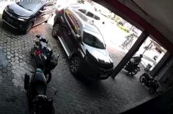 2 Perampok Gasak Uang Rp100 Juta dari Dalam Mobil yang Bannya Kempes di Bekasi<