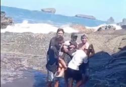 Dramatis! Detik-Detik Penyelamatan Wanita di Jember Nyaris Terjun ke Laut<