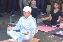 Cerita Jokowi Sering Yoga Biar Badan Segar usai Joging di Stadion Manahan<