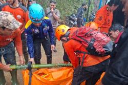 2 Wisatawan asal Karawang Tewas Tertimbun Longsor di Curug Cileat Subang<