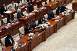 Komdigi Berencana Wajibkan Pengguna Medsos Cantumkan Nomor HP