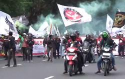 Surabaya Lumpuh! Ribuan Driver Ojol Demo Tuntut UU Transportasi Online Disahkan<