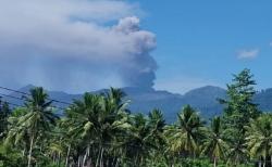 Gunung Dukono di Halmahera Utara Erupsi Sore Ini, Muntahkan Abu Vulkanik 400 Meter<
