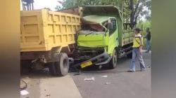 2 Truk di Jombang Tabrakan hingga Ringsek, Petugas BPBD Evakuasi Sopir Terjepit<