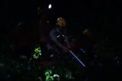 Terekam CCTV! 2 Pemuda Mabuk di Makassar Terjun ke Kanal, 1 Hilang Terseret Arus<