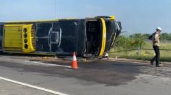 Kecelakaan di Tol Jombang, Bus Sudiro Tungga Jaya Terbalik 10 Orang Terluka<
