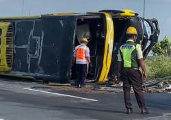 Kronologi Bus Sudiro Tungga Jaya Terbalik di Tol Jombang, 10 Orang Luka-Luka<