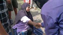 Kelelahan Menunggu Lama, Ibu di Cilegon Pingsan saat Antre Bansos<