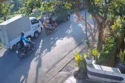 Terekam CCTV! Mobil Operasional MBG di Bondowoso Tabrak Pemotor hingga Terpental<