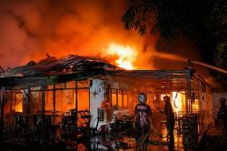 Kebakaran Kafe di Palangka Raya, Relawan Damkar Pingsan saat Bantu Padamkan Api<