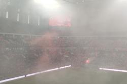 Laga Persija vs Semen Padang Dihentikan akibat Flare dan Petasan, Spanduk The Jakmania Jadi Sorotan