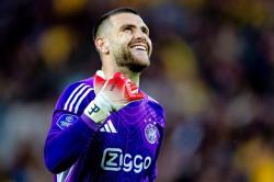 Heroik! Maarten Paes Bantu Ajax Lolos ke UEFA Conference League lewat Drama Adu Penalti