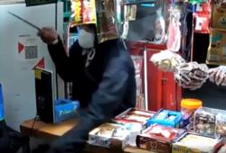 Kecanduan Judol, Remaja Terekam CCTV Nekat Rampok Toko Kelontong di Makassar<