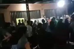Kesal Banjir Terus Berulang, Warga Perumahan di Karawang Segel Kantor Developer<