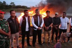 Tambang Ilegal di Sijunjung Sumbar Ditertibkan, 2 Kapal Penambang Dibakar Polisi<