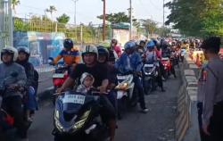 Tradisi Toron Idul Adha, Ribuan Warga Madura Padati Jembatan Suramadu Surabaya<