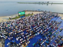 Ratusan Jemaah Salat Iduladha di Pantai Ancol