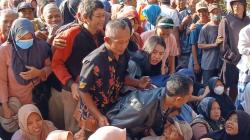 Antre Kupon Daging Kurban di Masjid Simpang Lima Purwodadi, Ribuan Warga Saling Dorong<