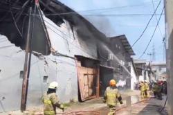 Kebakaran Gudang Pabrik Sol Sepatu di Bandung, Api Diduga akibat Korsleting Listrik<