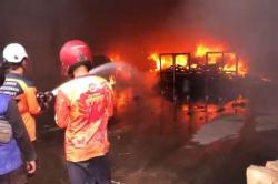 Kebakaran Hebat Pabrik Ban Bekas di Mojokerto, Asap Hitam Membubung Tinggi<