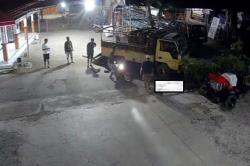 Terekam CCTV! Kecelakaan Motor Tabrak Truk Pengangkut Sapi Kurban di Ponorogo<