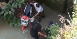 Kecelakaan di Jember, Motor Ditumpangi 2 Perempuan dan Balita Terjun ke Sungai<