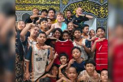 So Sweet! Ole Romeny Bahagiakan Anak-Anak Yatim, Jersey Timnas Indonesia Jadi Hadiah Spesial