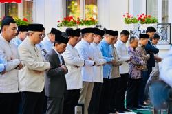 Momen Prabowo Salat Iduladha Bareng Diaspora RI di Prancis, Kumandangkan Takbir