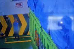Terekam CCTV! ABK Tewas Terjepit Truk saat Atur Kendaraan Masuk Kapal di Pelabuhan Merak<