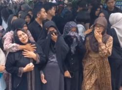 Satu Keluarga Tewas saat Glamping di Temanggung Dimakamkan Berdampingan<