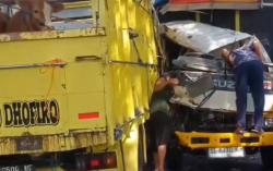 Truk Angkut Sapi Kurban Tabrakan Beruntun di Magetan, 3 Orang Luka Berat<