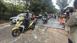 Jalan Lenteng Agung yang Ambles Mulai Bisa Dilalui Dua Lajur usai Diuruk