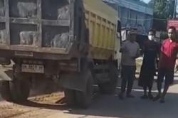 Kronologi 3 Orang Sekeluarga Tewas Terlindas Truk di Muaro Jambi, Jatuh saat Menyalip<