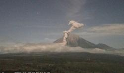 Gunung Semeru Meletus 4 Kali Malam Ini, Muntahkan Abu Vulkanik 1.000 Meter<